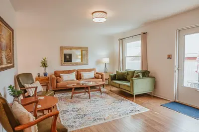 Image de Stylish cottage 1 block from main drag in Nashville. Pet Friendly!