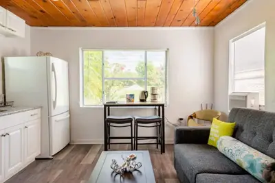 Image de Dora's Lakeside 1940's Fish Camp Cottage