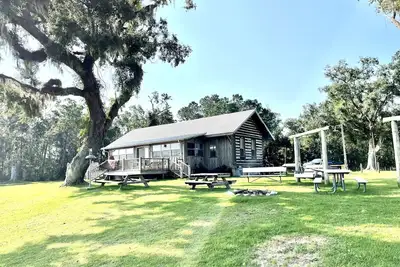 Image de Magnolia Springs River Log Cabin- Alabama Paradise