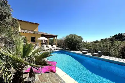 Image de Villa climatisée pour 10 personnes avec piscine privée, vue sur les collines et la mer, sur le. . .
