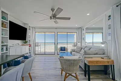 Image de Newly remodeled! Right on the beach!