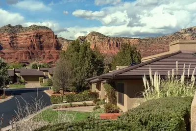 Image de 180° Red Rock views with golf, tennis, pool & spa