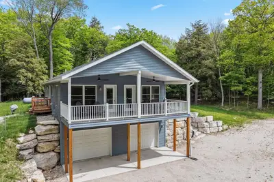 Image de Modern home on Private wooded lot in Fish Creek!