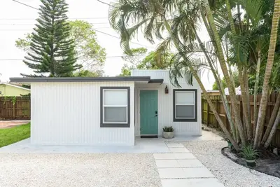 Little Cottage by the Pine Tree - 5 mins from Fll Airport & Cruise Port