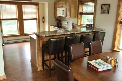 Image de 2, 650 square foot 3 bedroom with private hot tub and guest room