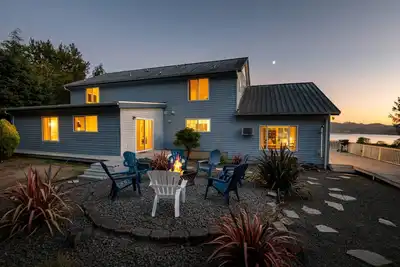 Image de Amazing Bay Views, All Bedrooms w/ En-Suite Bathrooms, Hot Tub, Fire-Pit, Bocce Ball, Cornhole, Bbq