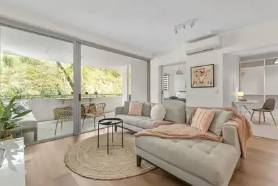 Image de Sublime Simplicity! ~ 1Bed/Study/1Bath/Balcony/1Car