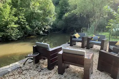 Image de Elégant maison au bord d'une rivière avec Jacuzzi