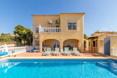Image de \"Casa Maravilla\" avec vue sur montagne et mer, piscine privée, climatisation et WiFi. Animaux admis