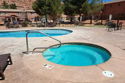 Image de Well appointed condo close to trails with pool and hot tub. Enjoy the views