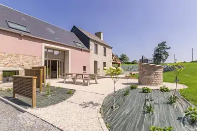 Image de Maison spacieuse avec loisirs, terrasse, trampoline et équipements modernes en Normandie