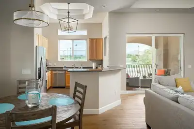 Image de Walk to Open: Convenience, Views, Gym, Pool