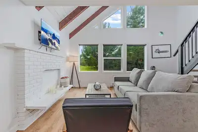 Image de Ocean Shores cozy chalet located within steps from the beach