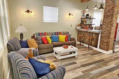 Image de Rustic charm meets urban cool in City Center-close to all venues of interest