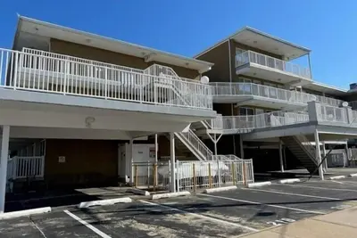 Image de Bright and cheery beachfront!