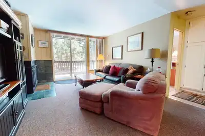 Image de Pet-Friendly Cabin, Balcony. Short Walk to The Village, Tennis Court On-site