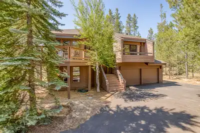 Beautiful Sunriver Home with 8 Sharc Passes!