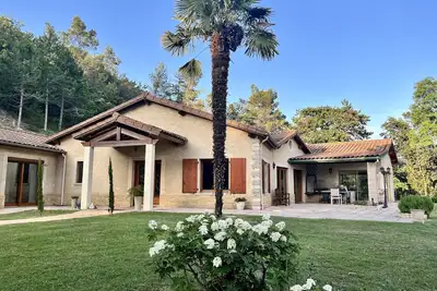 Image de Gîte 4* avec piscine intérieure au milieu des chênes, près d’un village classé