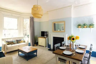Image de Retraite en bord de mer avec lit king size, lits superposés et canapé-lit – parfait pour les familles et les amis!