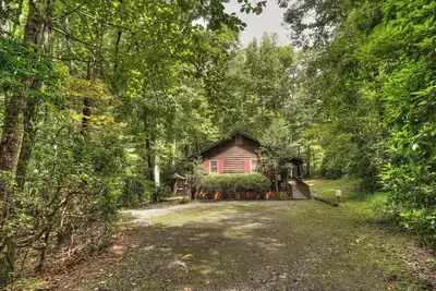 Image de Creekside Cabin- This cozy creek side cabin sits at the end of road on a beautiful wooded acre!