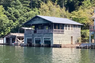 Image de Lake Summit house and boathouse stocked with all the fun stuff.