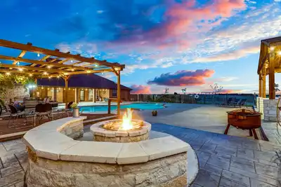 Image de Texas Farmhouse on 10 Acres with  private Pool and Hot Tub Spa