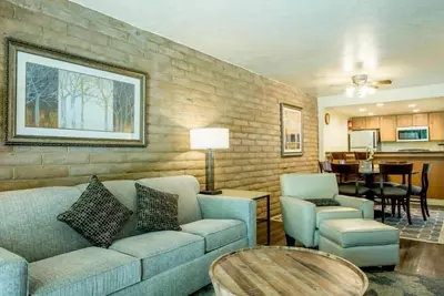 Image de Weekend Getaway 2br Condo with Balcony & Jacuzzi