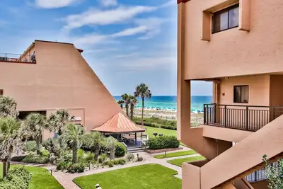 Image de Updated Gulf Front Aegean Condo on Private Beach. Renovated 3br Gem with a View