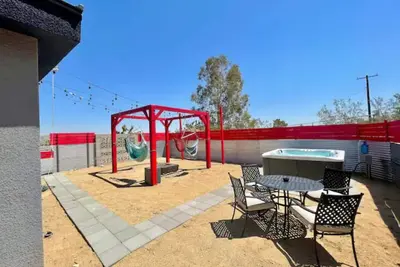 Image de ❤Hot Tub + Close to Downtown Jt ❤ Fully Fenced + Firepit Mini❤