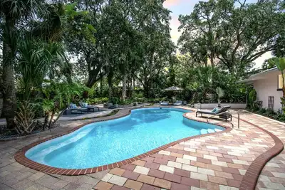 Image de The Pink House. . . . a Modern Pool House and Tropical Paradise