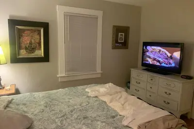 Image de This bungalow is 5 min from downtown the riverfront and 12 min from the beach!
