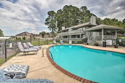 Image de Balcony & Lake Access: Hot Springs Getaway!