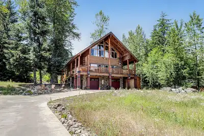 Image de High-end ski-in\/ski-out getaway with fast WiFi, large deck & more