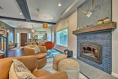 Image de Luxe Lake Arrowhead Farmhouse w/ Deck + Patio