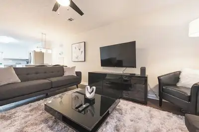 Image de The Modern Serenity Townhome -10 mins to Horsepark