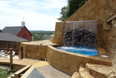 Image de 1850 Cabin Home, Waterfall, Family Getaway, Corporate Party, Weddings