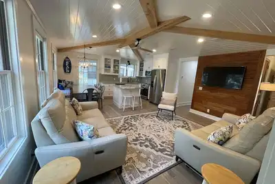 Image de Newly remodeled East Beach 4 Bedroom Bungalow