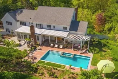 Image de Luxury Coastal Estate, 7min to Nyc train & beach. Heated pool & amazing gardens