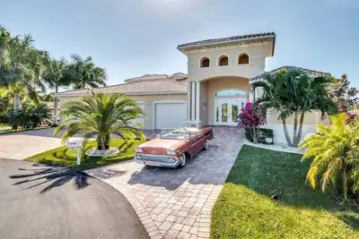 Image de A spacious 4-bedroom retreat in sunny Cape Coral.
