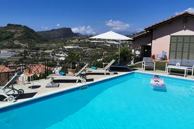 2 bedrooms, living room, kitchen in high quality. Villa with pool + sea and mountain views!