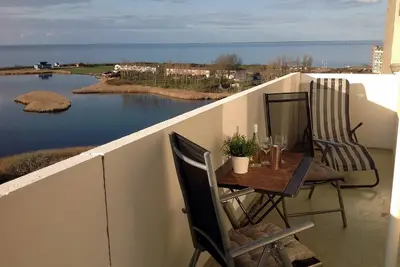 Image de Stylish vacation apartment, fully fitted with light laminate flooring, on the 9th floor.