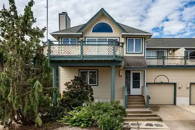 Image de Your vacation starts at this beautiful and spacious 5 bedroom, 3. 5 bath seashore retreat with bay views from the decks.