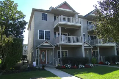 Image de Wonderful Victorian Cove townhouse.