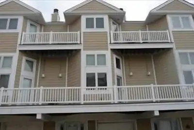 Image de Directly across from the ocean, this 3 story townhouse has 3 bedrooms and 2 and 1/2 baths.