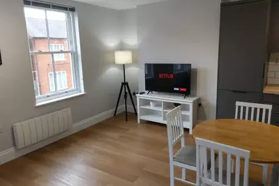 Image de New Serviced 2-bed Apartment - inc private parking