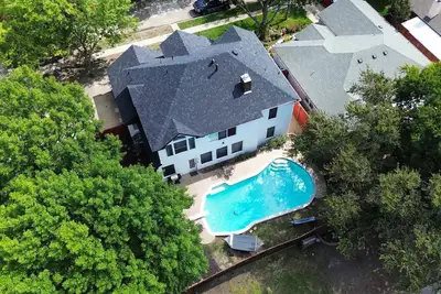 Image de Grand 6br/2. 5b Home with Pool, Grill & Game Room