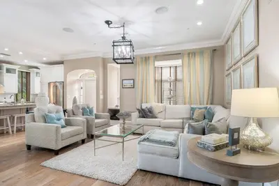 Image de Old Naples Walk to 5th Ave 4 Bedrm 5 bath home