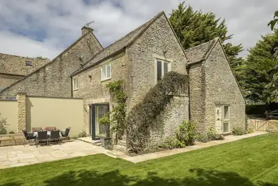 Image de Located at the end of a private, tree lined drive, Cats Abbey Cottage a charming, semi-detached, Cot
