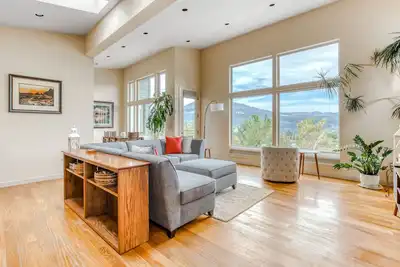 Image de Fantastic retreat with mountain views, patio & fast WiFi - walk downtown