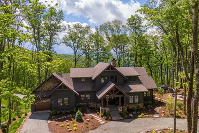 Image de Howling at the Moon - 4Bed 4 bath with hot tub in Eagles Nest with views, fire pit, game room